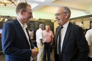 Le président de Travail.Suisse, Adrian Wüthrich, avec le conseiller fédéral Guy Parmelin de samedi à Berne.